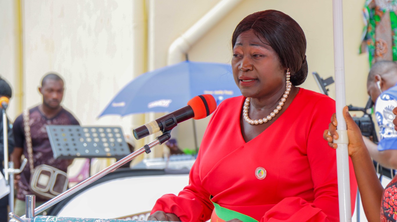 Mme le Maire de Ngomedzap BLEUE Régine TSOUNGUI